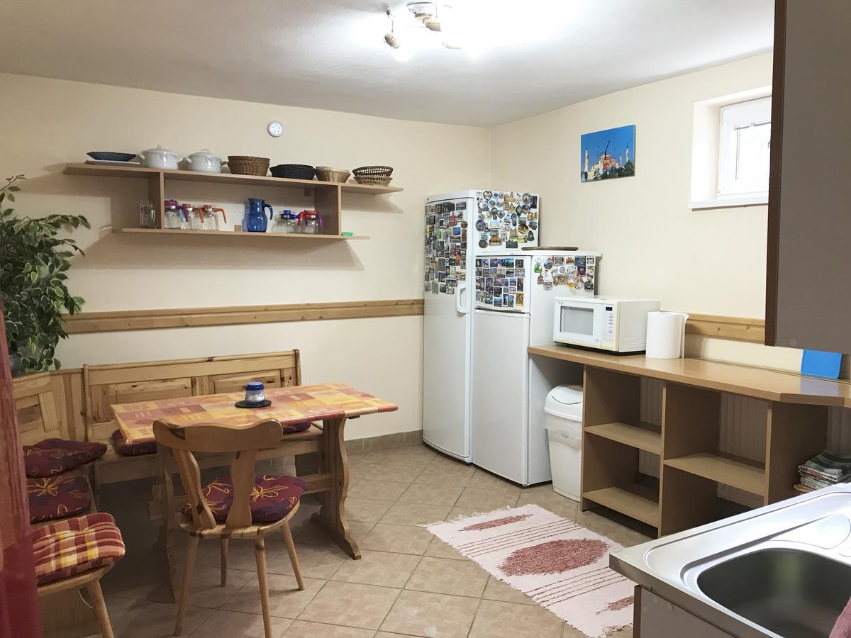 Sunnystreet Guesthouse Stara Lesna Ngoại thất bức ảnh